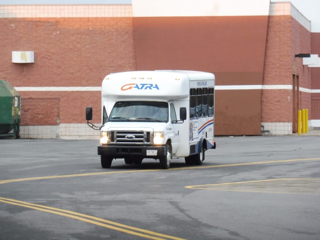 An image of the Gatra bus in a shopping area.